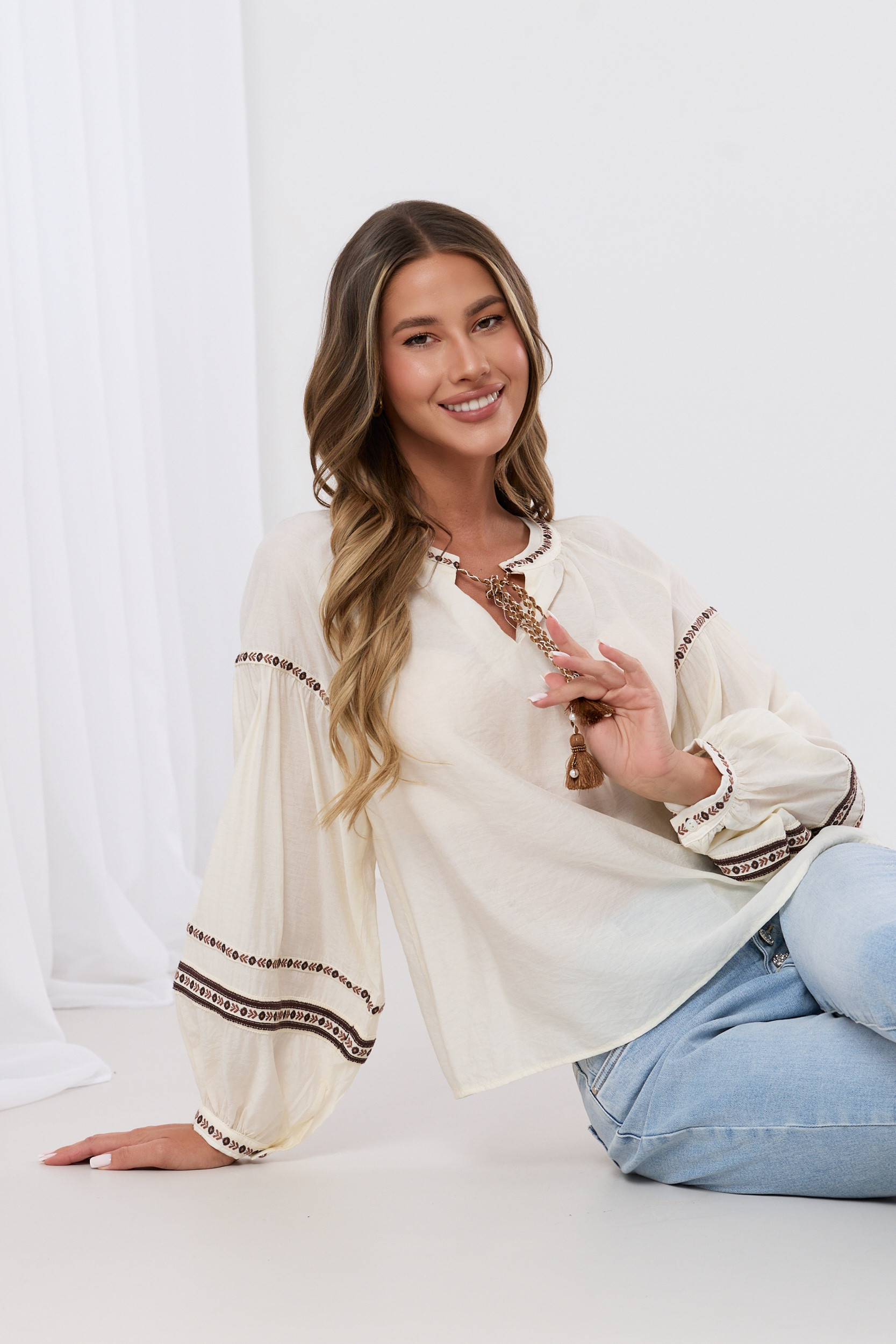 Bluzka boho z haftem i wiązaniem przy dekolcie