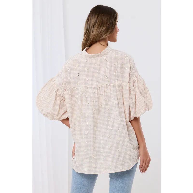 Asymetryczna koszula w kratę z ażurowymi haftami