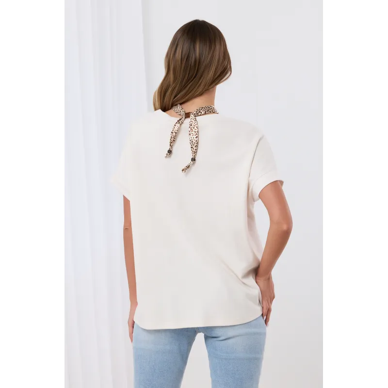 Bluzka oversize z biżuteryjnym akcentem