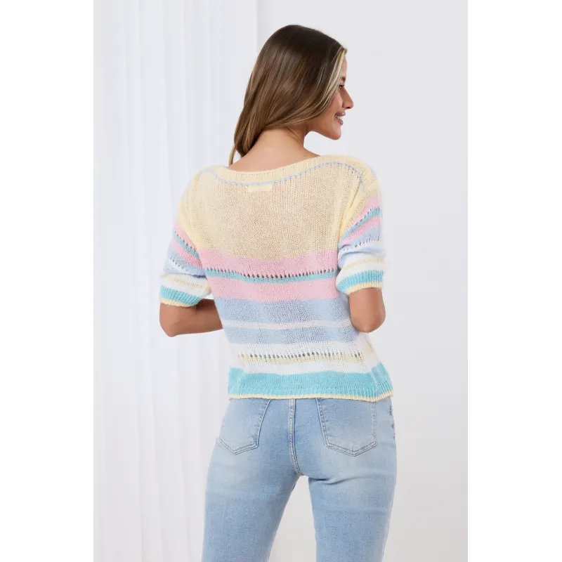 Pastelowy sweter w poziome paski z krótkim rękawem
