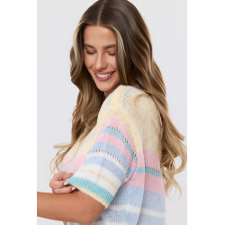 Pastelowy sweter w poziome paski z krótkim rękawem