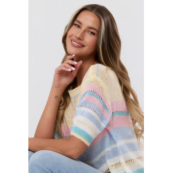 Pastelowy sweter w poziome paski z krótkim rękawem