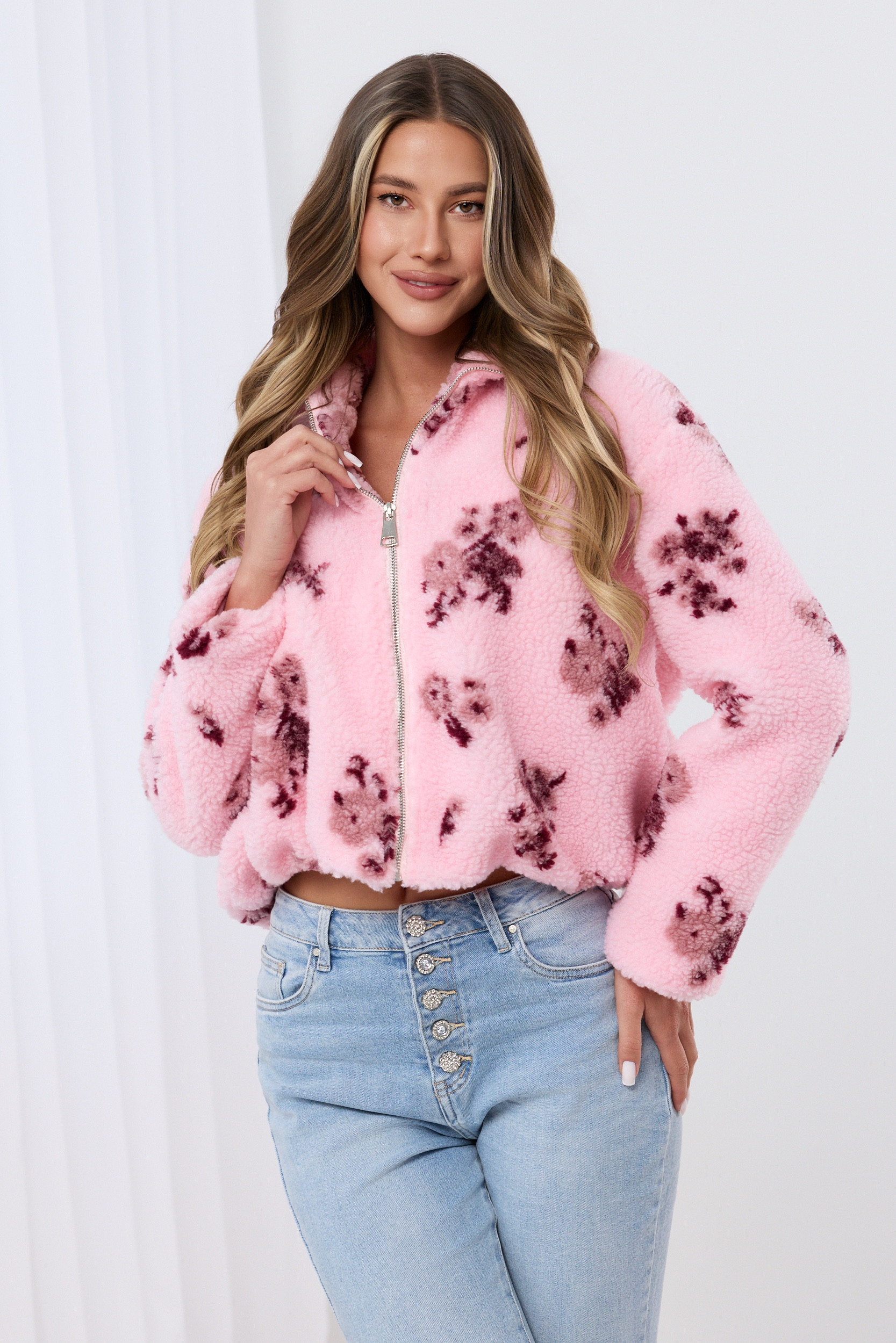 Kurtka teddy z kwiatowym wzorem