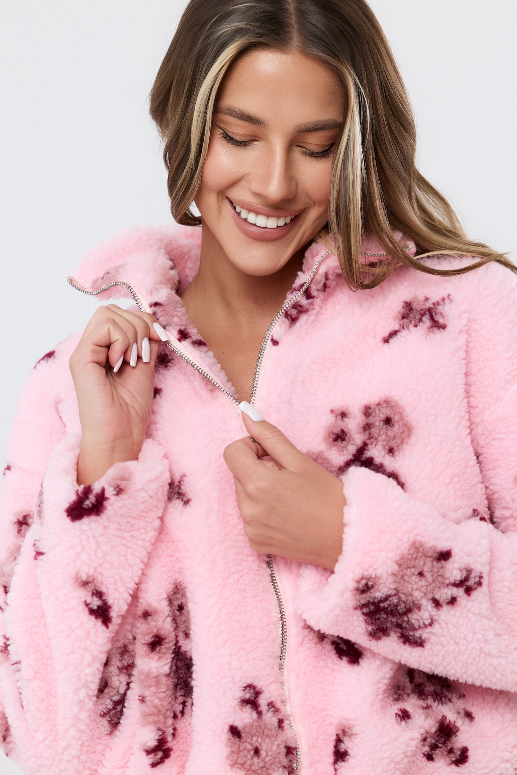 Kurtka teddy z kwiatowym wzorem