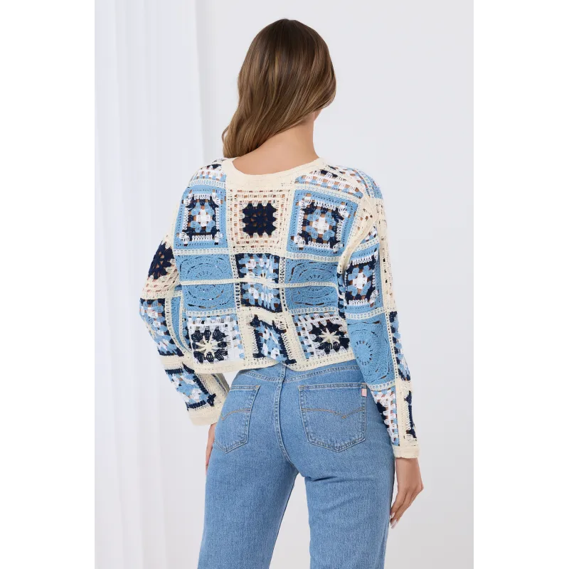 Szydełkowa bluzka typu crop top w stylu boho