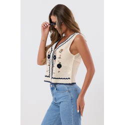 Ażurowa bluzka z haftowanymi kwiatami