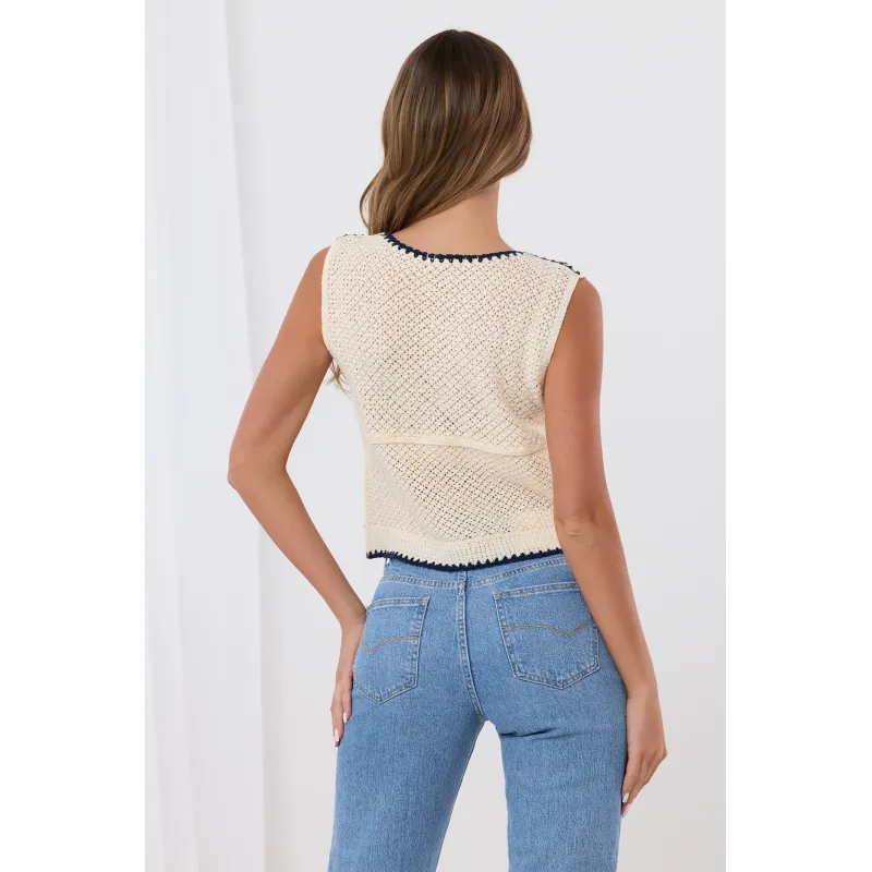 Ażurowa bluzka z haftowanymi kwiatami