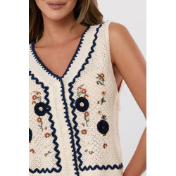 Ażurowa bluzka z haftowanymi kwiatami