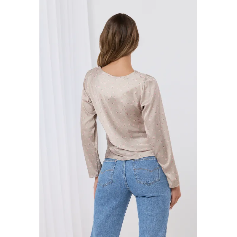 Kwiatowa bluzka z ozdobnym marszczeniem