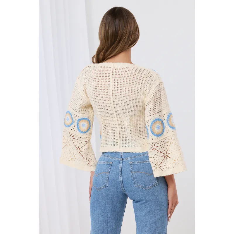 Ażurowa bluzka boho z szydełkowymi motywami