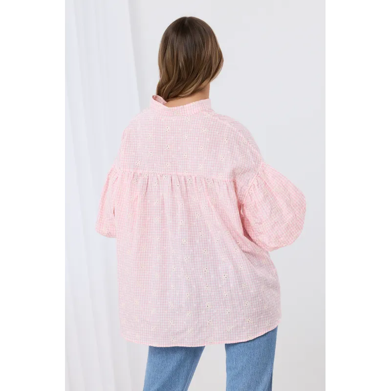 Asymetryczna koszula w kratę z ażurowymi haftami
