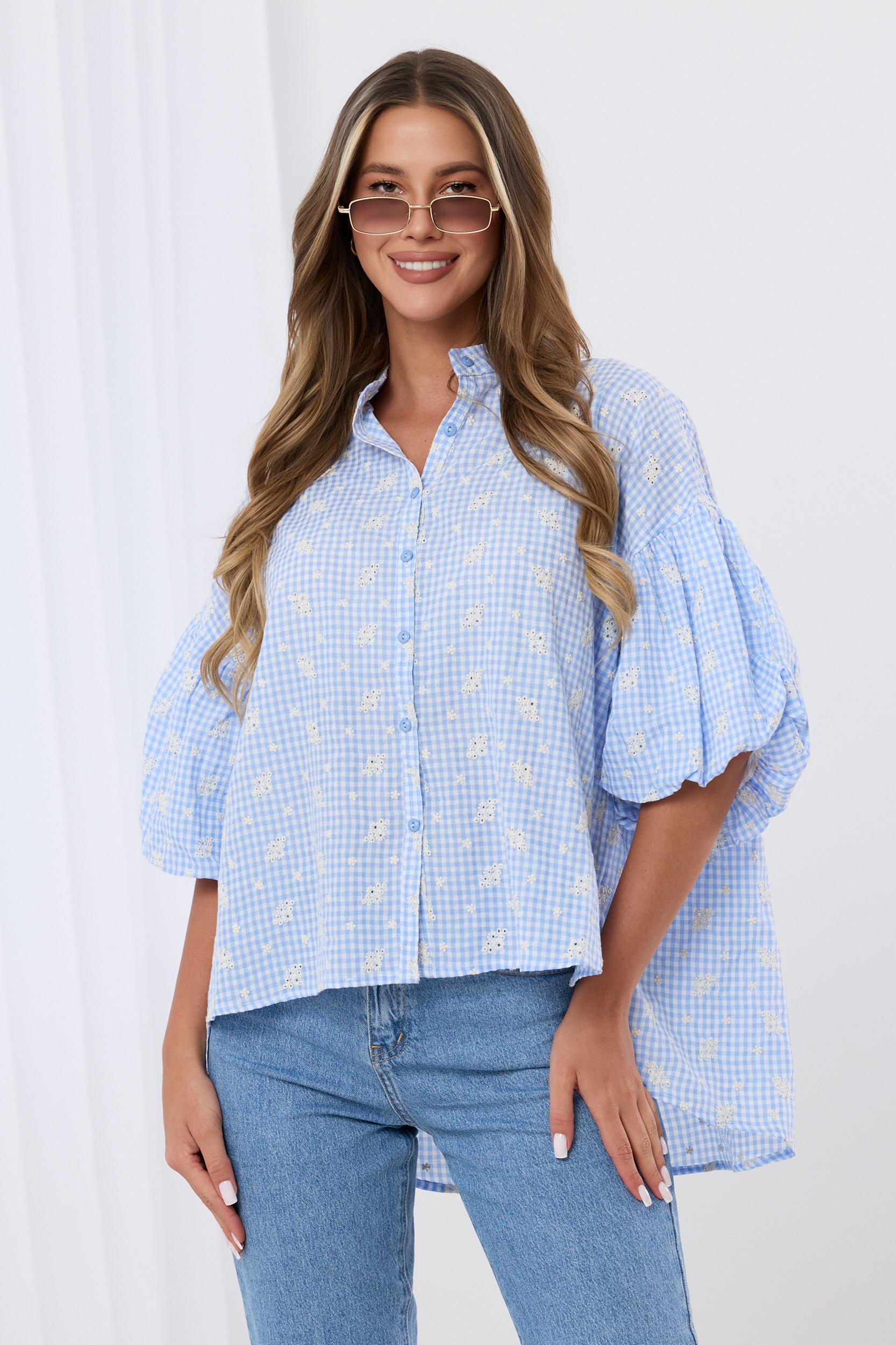 Asymetryczna koszula w kratę z ażurowymi haftami