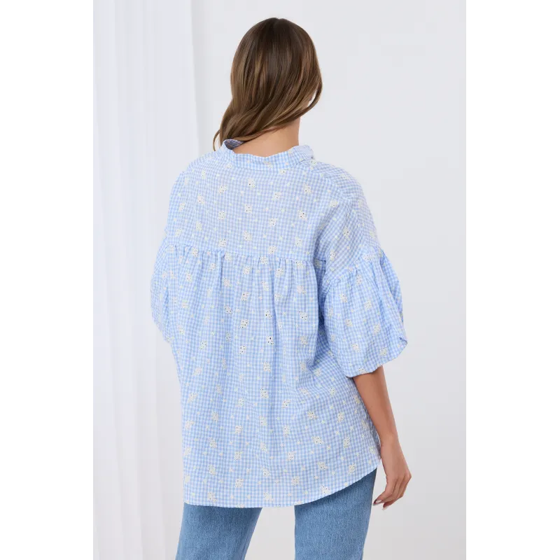 Asymetryczna koszula w kratę z ażurowymi haftami