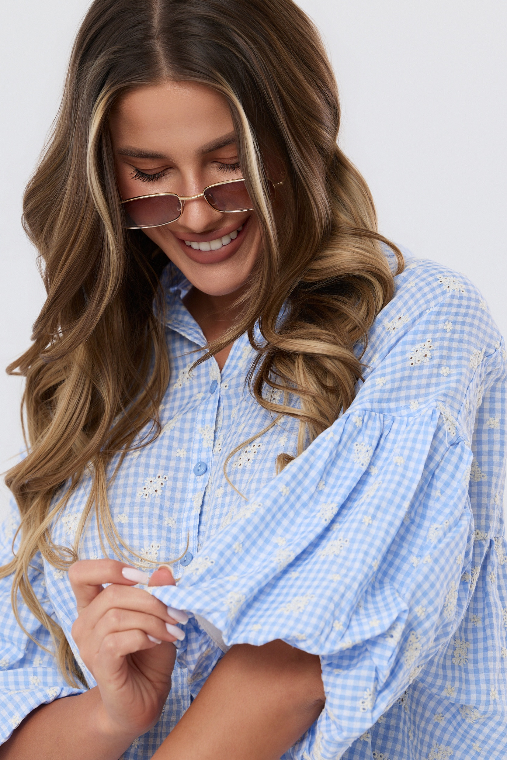 Asymetryczna koszula w kratę z ażurowymi haftami