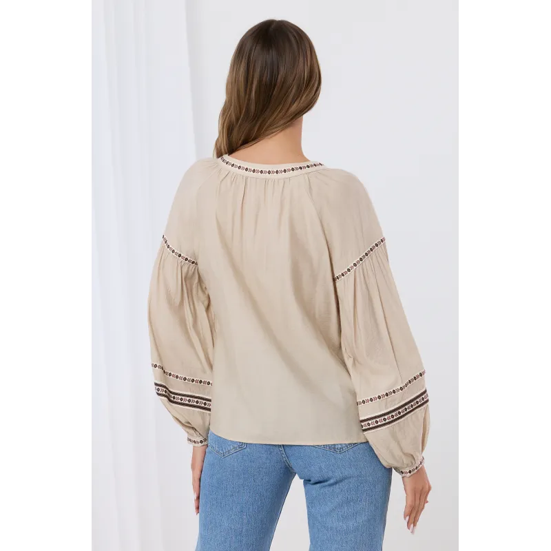 Bluzka boho z haftem i wiązaniem przy dekolcie