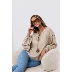 Bluzka boho z haftem i wiązaniem przy dekolcie