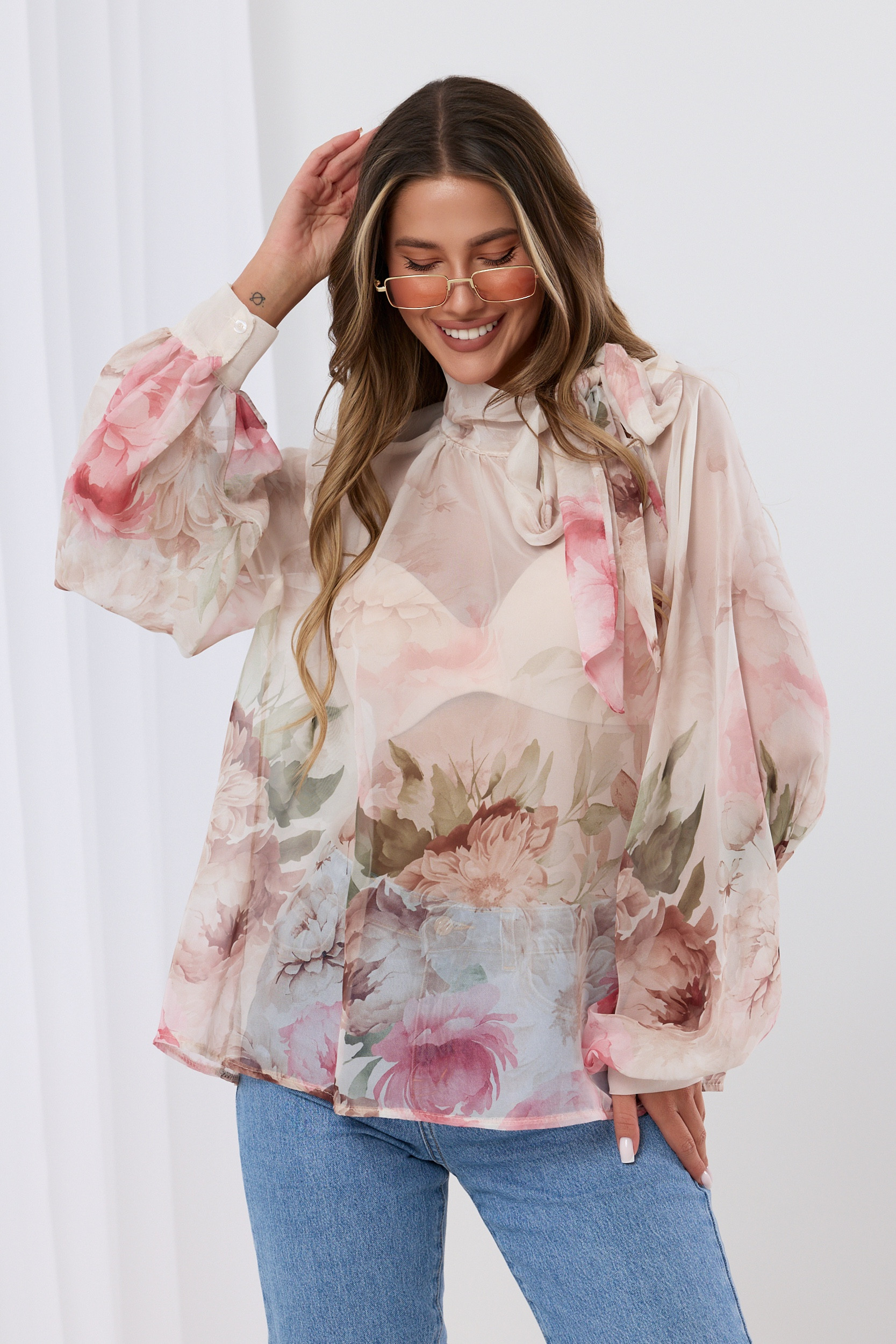 Szyfonowa bluzka w kwiaty z wiązaniem pod szyją