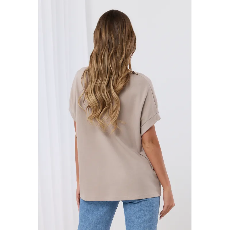 Bluzka oversize z biżuteryjnym akcentem