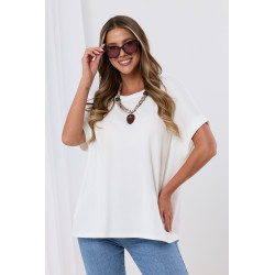 Bluzka oversize z biżuteryjnym akcentem