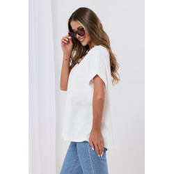 Bluzka oversize z biżuteryjnym akcentem