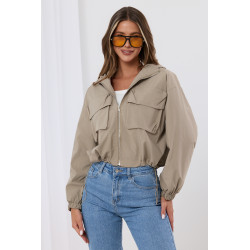 Krótka kurtka z kapturem i dużymi kieszeniami