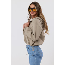 Krótka kurtka z kapturem i dużymi kieszeniami