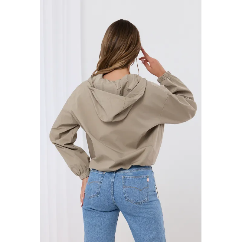 Krótka kurtka z kapturem i dużymi kieszeniami