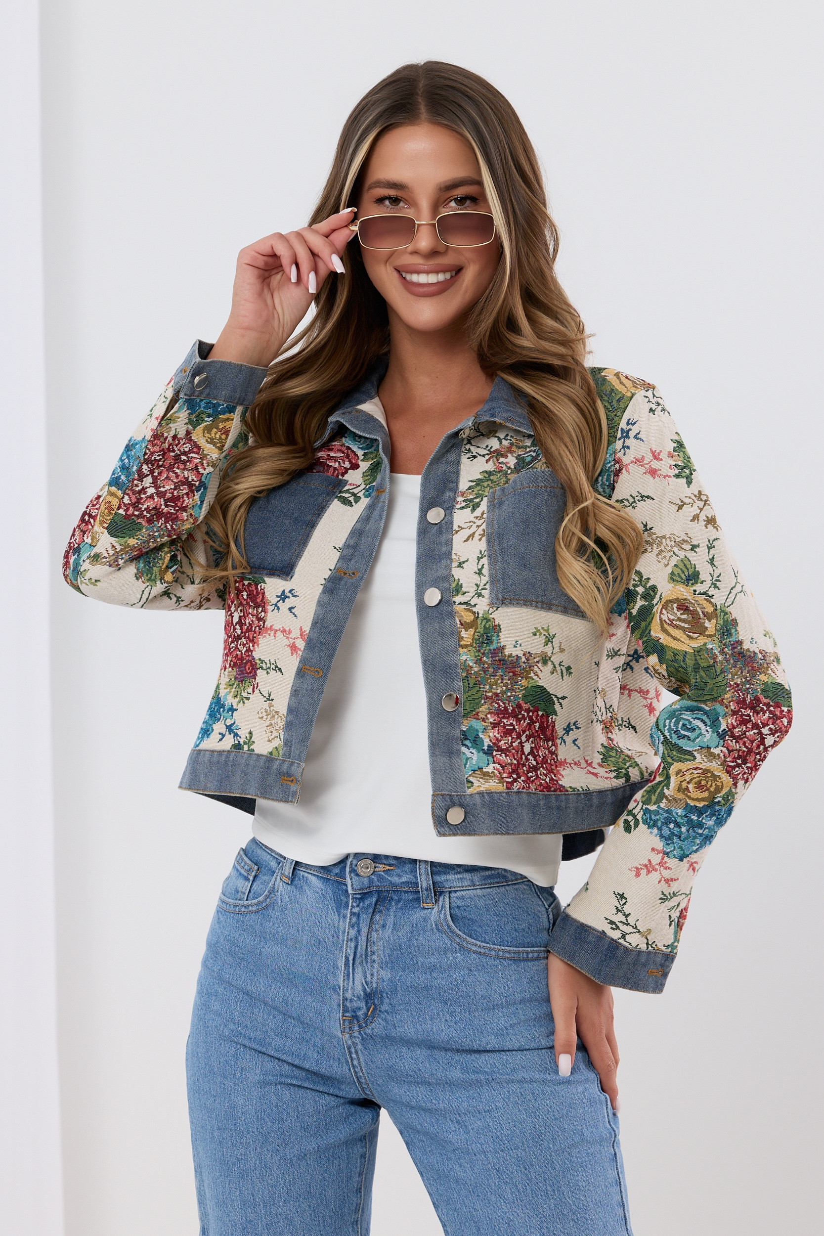 Żakardowa kurtka w kwiatowy wzór z denimowymi wstawkami