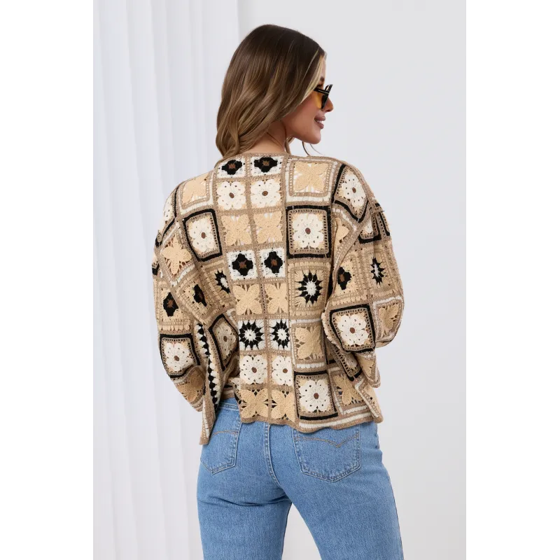 Krótki kardigan szydełkowy z motywem kwiatowym