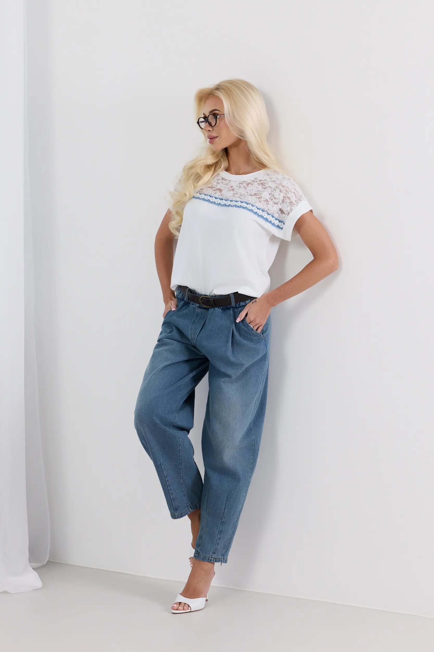 Jeansy typu mom fit z paskiem