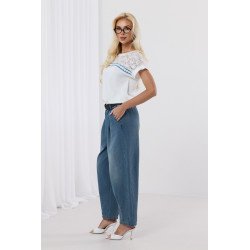 Jeansy typu mom fit z paskiem