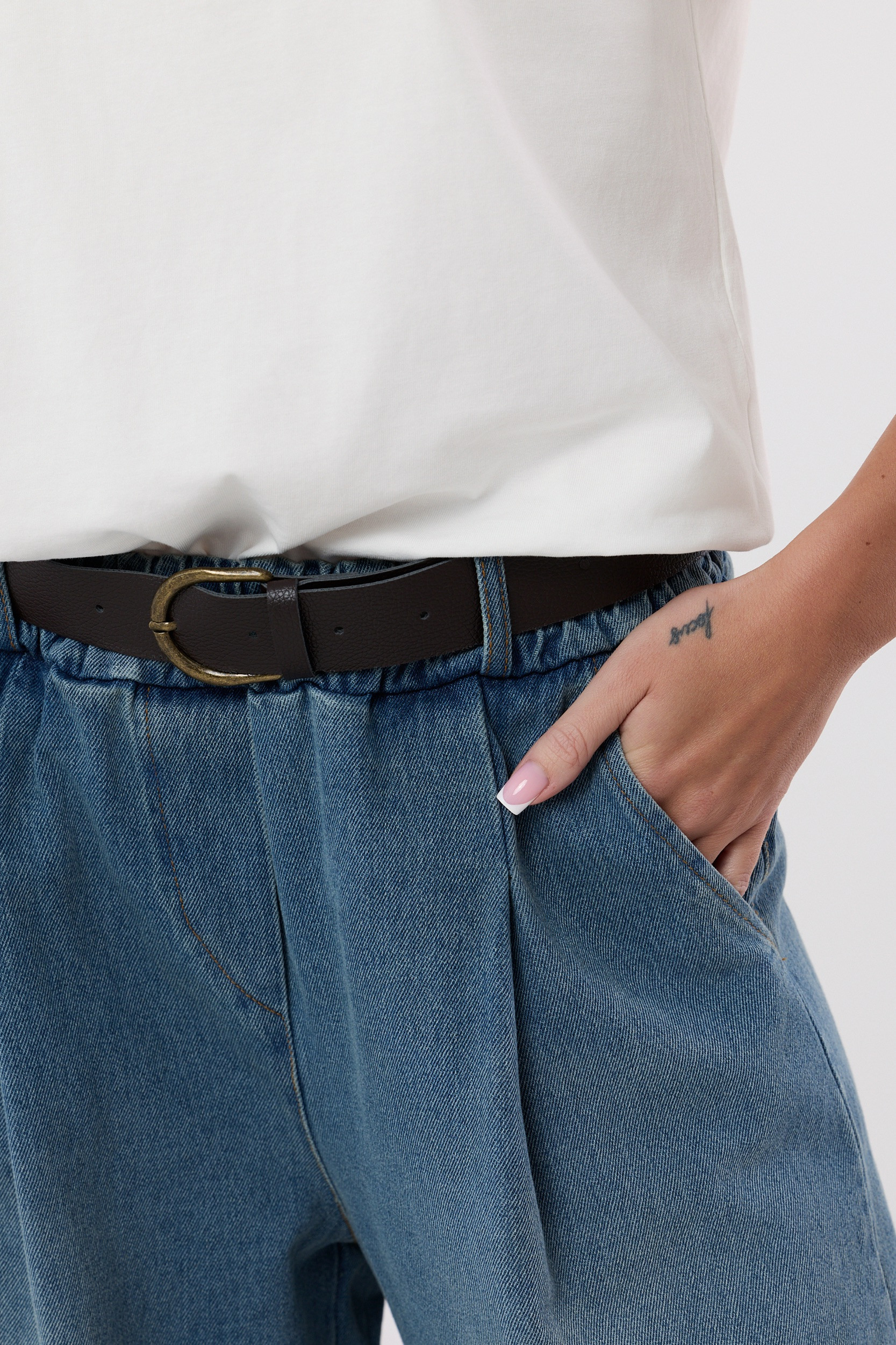 Jeansy typu mom fit z paskiem