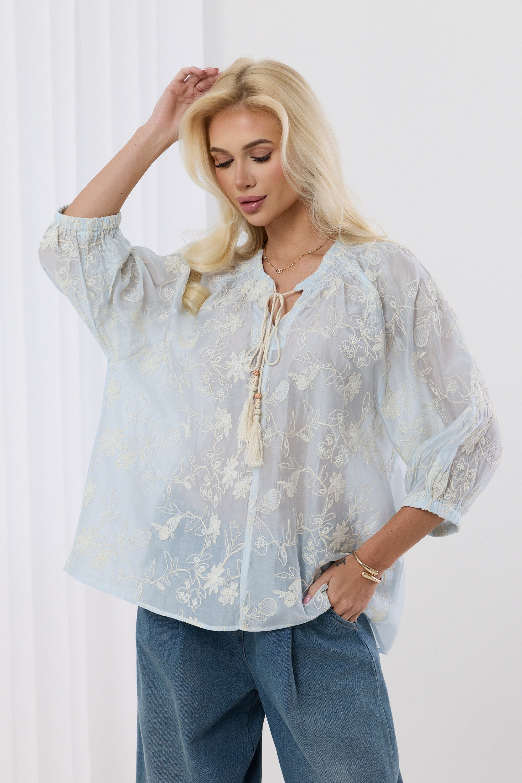 Zwiewna bluzka z haftem i troczkami