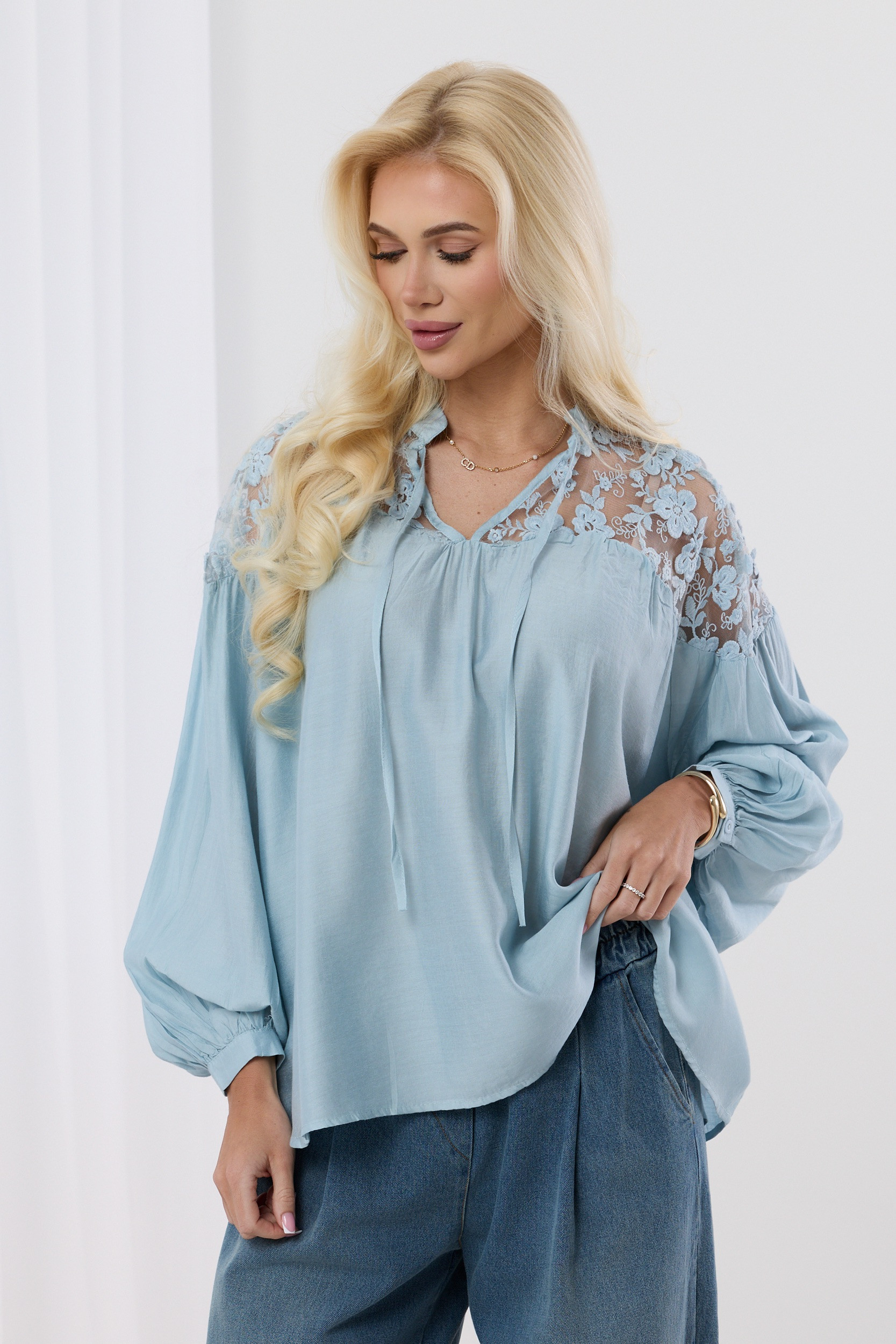 Bluzka z koronkowymi wstawkami na ramionach