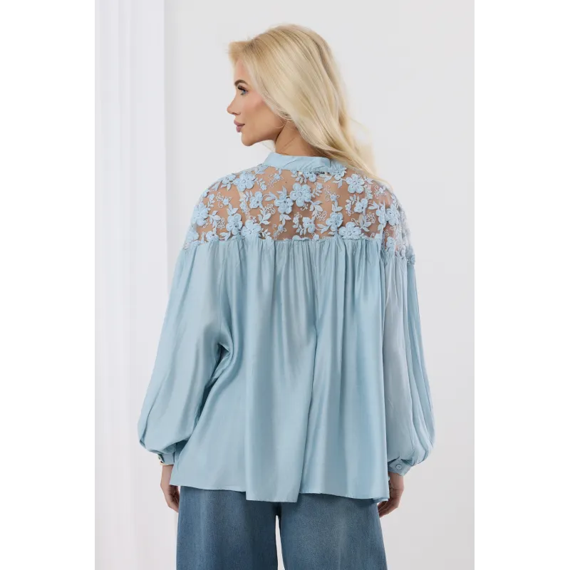 Bluzka z koronkowymi wstawkami na ramionach