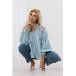 Bluzka z koronkowymi wstawkami na ramionach