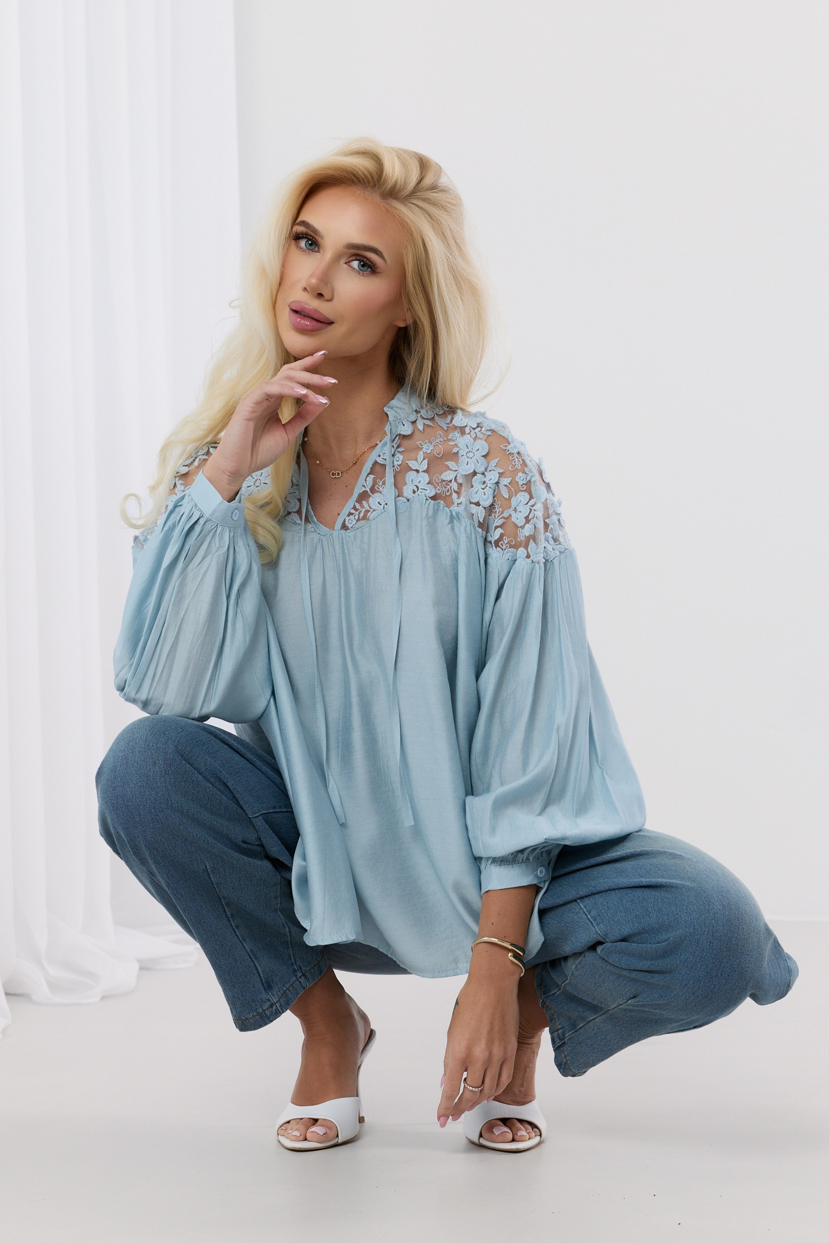 Bluzka z koronkowymi wstawkami na ramionach