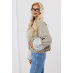 Kurtka bomberka z ażurową koronką na rękawach