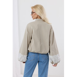 Kurtka bomberka z ażurową koronką na rękawach