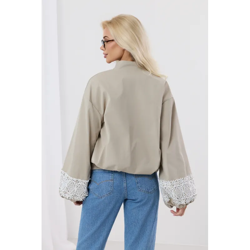 Kurtka bomberka z ażurową koronką na rękawach