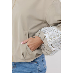 Kurtka bomberka z ażurową koronką na rękawach