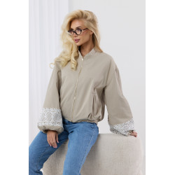 Kurtka bomberka z ażurową koronką na rękawach
