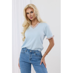 Sweterek z kwiatowymi falbankami przy dekolcie i rękawach