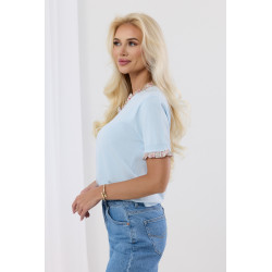 Sweterek z kwiatowymi falbankami przy dekolcie i rękawach