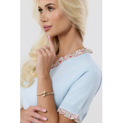 Sweterek z kwiatowymi falbankami przy dekolcie i rękawach