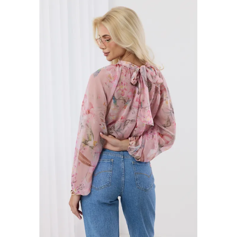 Elegancka bluzka z motywem kwiatowym i bufiastymi rękawami