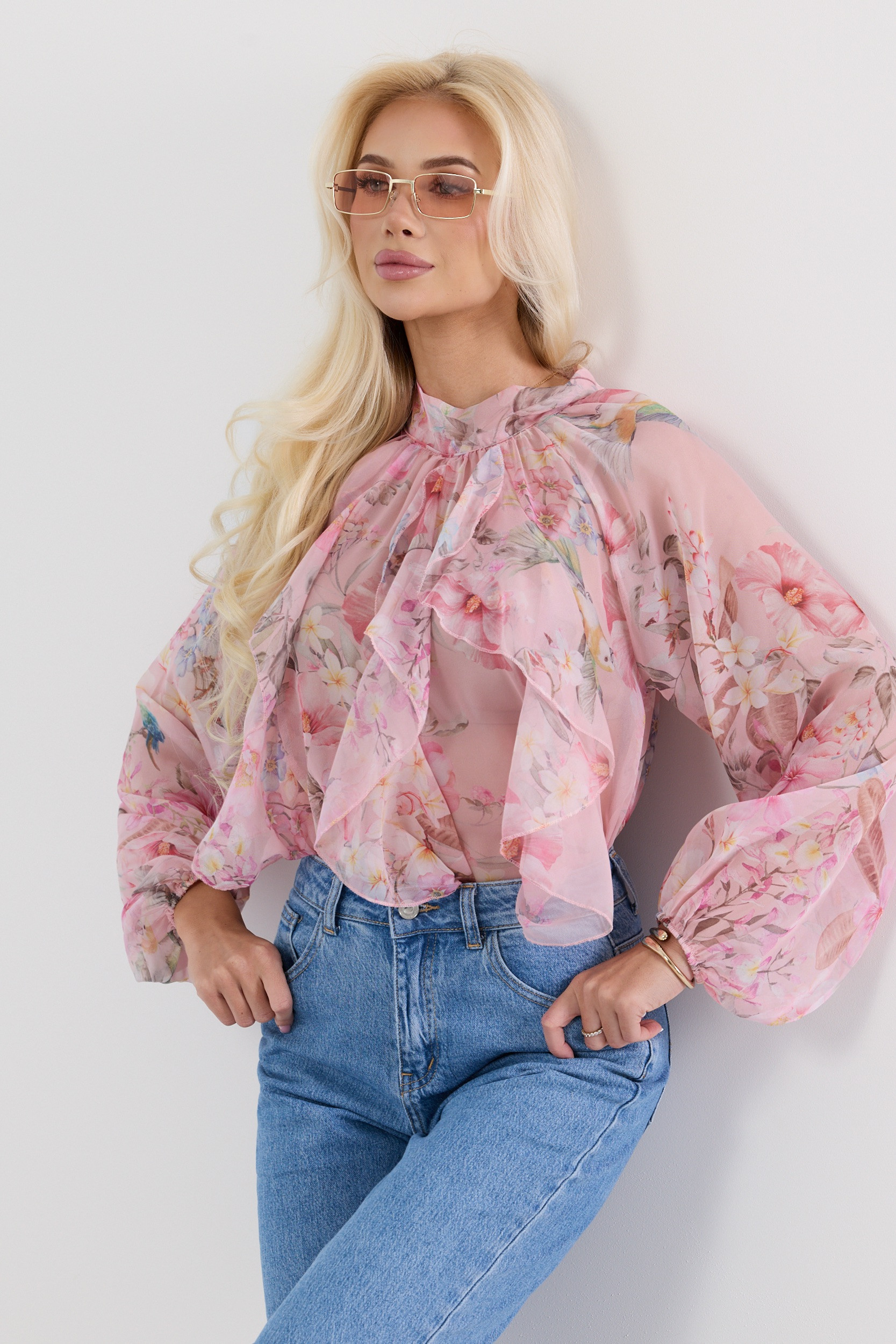 Elegancka bluzka z motywem kwiatowym i bufiastymi rękawami
