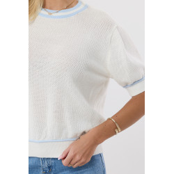 Ażurowy sweter z krótkim rękawem i kontrastowym wykończeniem