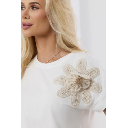 Bluzka z ozdobnym kwiatem na ramieniu