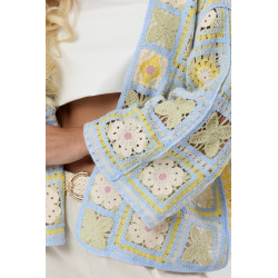 Krótki kardigan szydełkowy z motywem kwiatowym